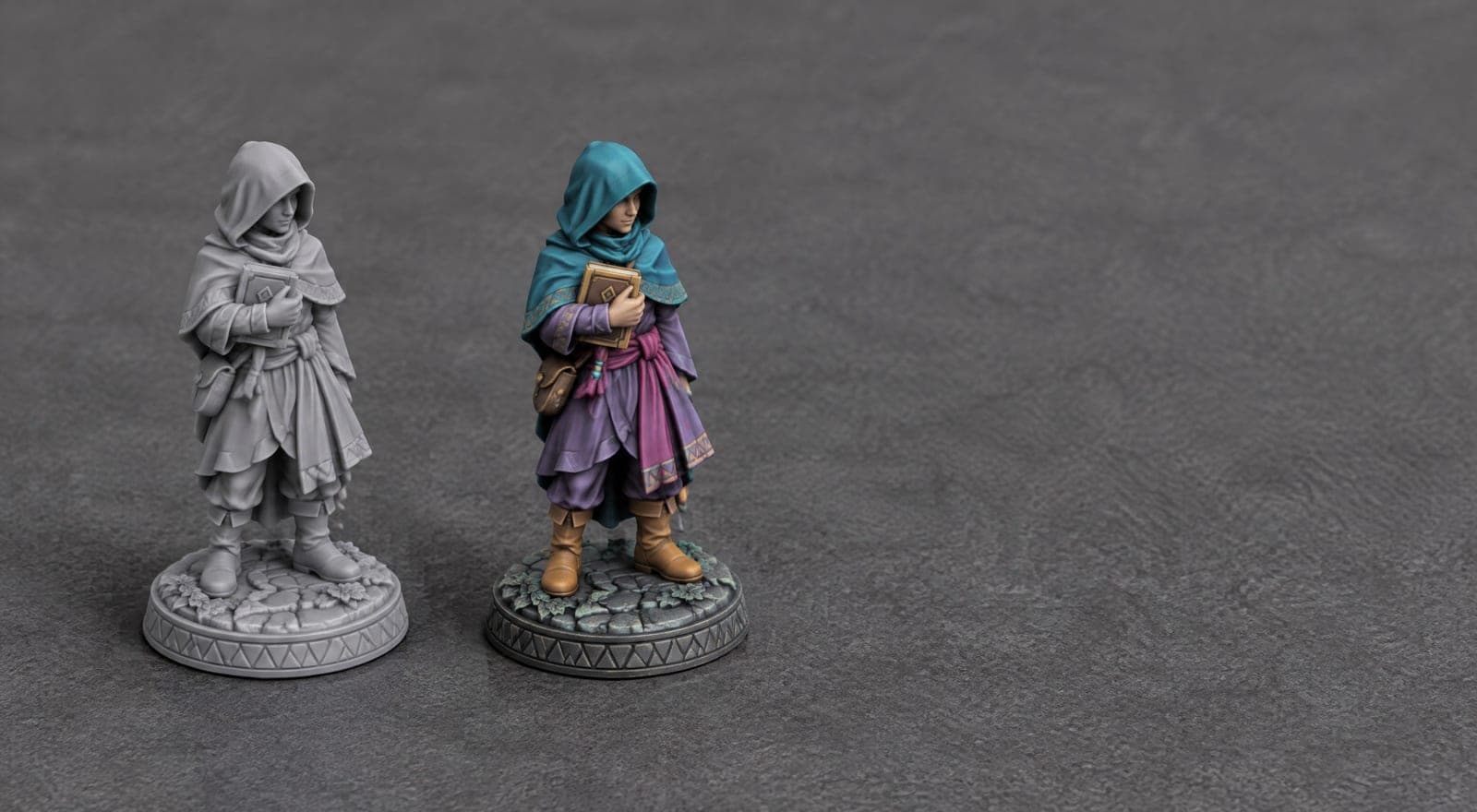 Twee dezelfde miniaturen naast elkaar: links ongekleurd grijs, rechts in kleur met een blauwgroene kap, een paars gewaad en een boek in de arm.